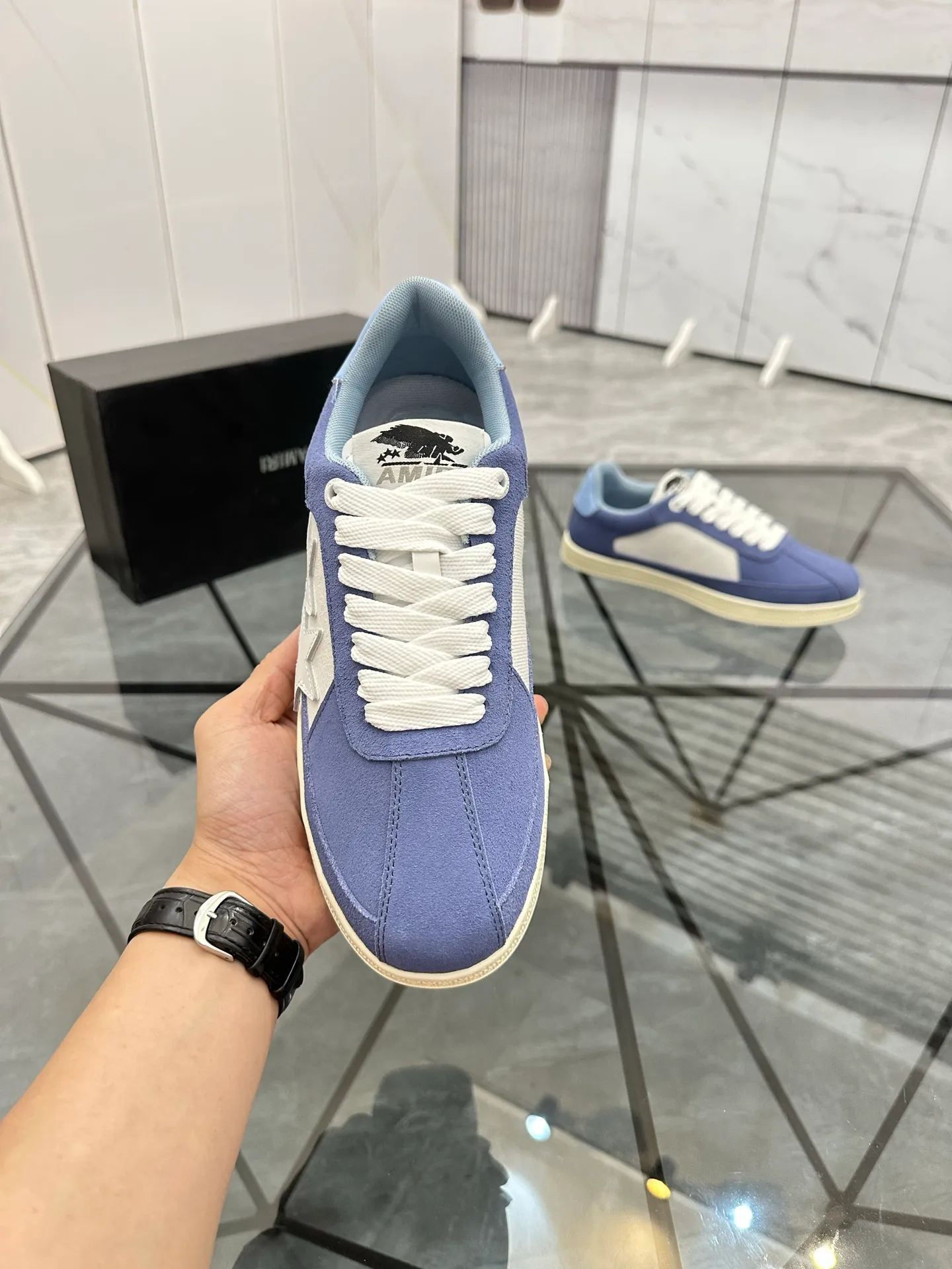 Men's shoes: 💰P420¥ Product trademark: AMIRI* "Amir*" low-top casual shoes Regular size: 38-45 (can be customized to 46) Product material: imported nubuck leather upper, breathable lining, original outsole. Number: 001